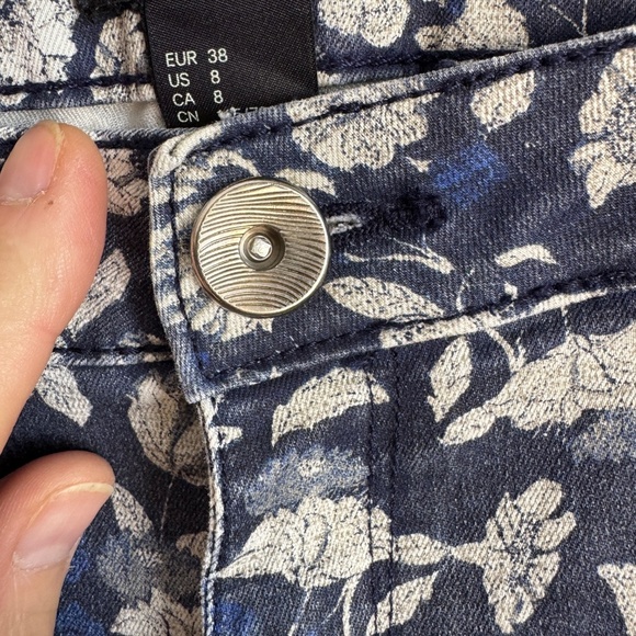 H&M Women's Abstract Floral Stretchy Low Rise Jeans Navy Size 8 Summer Festivals - Picture 5 of 12